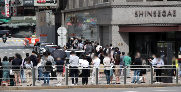 휴일인 29일 오전 서울 중구 신세계백화점에서 시민들이 명품 구매를 위해 명품관 입장을 기다리며 길게 줄을 서 있다. 2021.5.29  연합뉴스