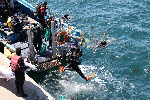 29일 한국해양구조협회 경북특수구조대(황승욱 대장)와 포스코 포항제철소 클린오션봉사단 스쿠버들이 제26회 바다의 날을 맞아 북구 흥해읍 영일만항 북방파제 일원에서 해양정화 활동을 펼쳤다. 수중 정화활동을 앞둔 스쿠버들이 환경오염으로부터 바다환경을 지킬 것을 다짐하고 있다.2021.5.29 뉴스1