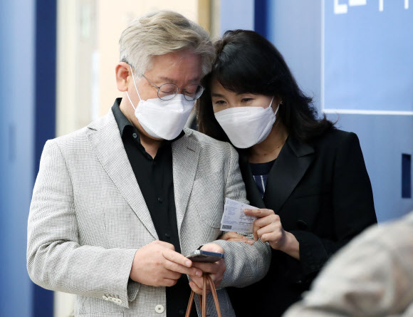 이재명 경기도지사 부부가 29일 오후 서울 서초구 예술의전당에서 열린 ‘피카소 탄생 140주년 특별전’ 관람을 위해 줄을 서 입장을 기다리며 이야기를 나누고 있다. 2021.5.29  연합뉴스