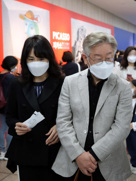 이재명 경기도지사 부부가 29일 오후 서울 서초구 예술의전당에서 열린 ‘피카소 탄생 140주년 특별전’ 관람을 위해 줄을 서 입장을 기다리고 있다. 2021.5.29  연합뉴스
