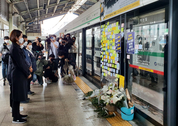 서울지하철 2호선 구의역에서 스크린도어를 혼자 정비하다 열차에 치여 숨진 ‘구의역 김군’의 5주기 다음 날인 29일 서울 광진구 구의역 9-4 승강장에서 열린 추모제에서 더불어민주당 고민정 의원(왼쪽) 등 참석자들이 고인을 기리고 있다. 2021.5.29  연합뉴스