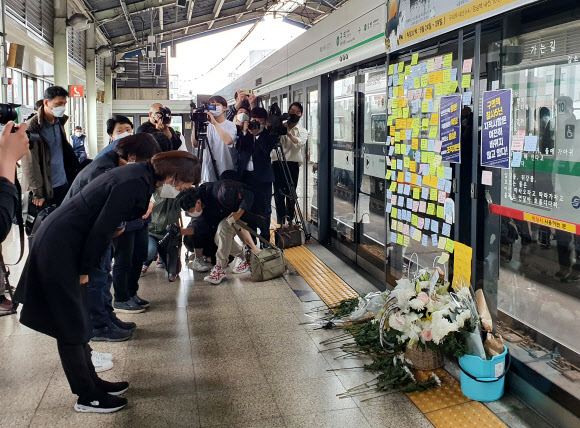 서울지하철 2호선 구의역에서 스크린도어를 혼자 정비하다 열차에 치여 숨진 ‘구의역 김군’의 5주기 다음 날인 29일 서울 광진구 구의역 9-4 승강장에서 열린 추모제에서 더불어민주당 고민정 의원(왼쪽) 등 참석자들이 고인을 기리고 있다. 2021.5.29  연합뉴스