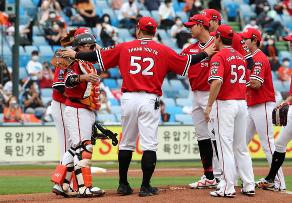 29일 한화생명이글스파크에서 열린 ‘한화 이글스의 레전드 김태균의 은퇴식’에서 김태균이 동료들과 작별인사를 하고 있다. 2021.5.29  연합뉴스