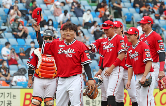 29일 한화생명이글스파크에서 열린 ‘한화 이글스의 레전드 김태균의 은퇴식’에서 김태균이 관중에게 작별인사를 하고 있다. 2021.5.29  연합뉴스