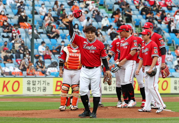 29일 한화생명이글스파크에서 열린 ‘한화 이글스의 레전드 김태균의 은퇴식’에서 김태균이 관중에게 작별인사를 하고 있다. 2021.5.29  연합뉴스