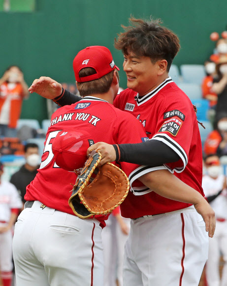 29일 한화생명이글스파크에서 열린 ‘한화 이글스의 레전드 김태균의 은퇴식’에서 김태균이 노시환과 교체되며 포옹하고 있다. 2021.5.29  연합뉴스