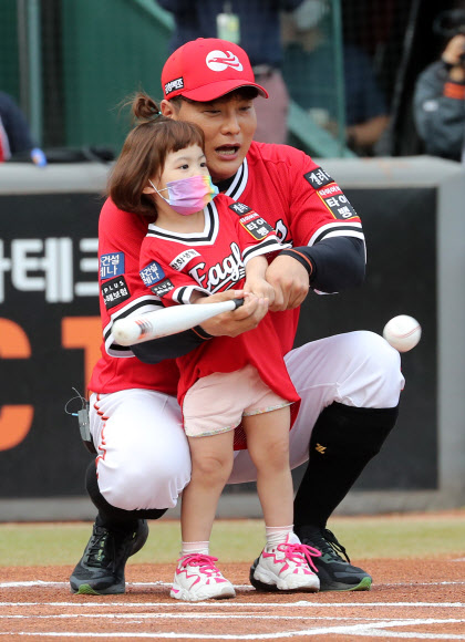 29일 한화생명이글스파크에서 열린 ‘한화 이글스의 레전드 김태균의 은퇴식’에서 김태균이 딸 하린양의 시타를 돕고 있다. 2021.5.29  연합뉴스