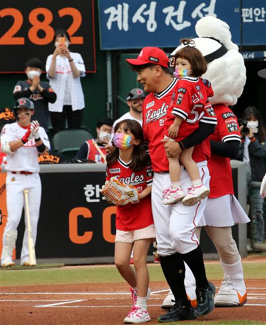 한화이글스 김태균이 29일 대전 중구 한화생명 이글스파크에서 열린 은퇴 경기에서 자녀와 시타를 마치고 이동하고 있다. 2021.5.29 뉴스1