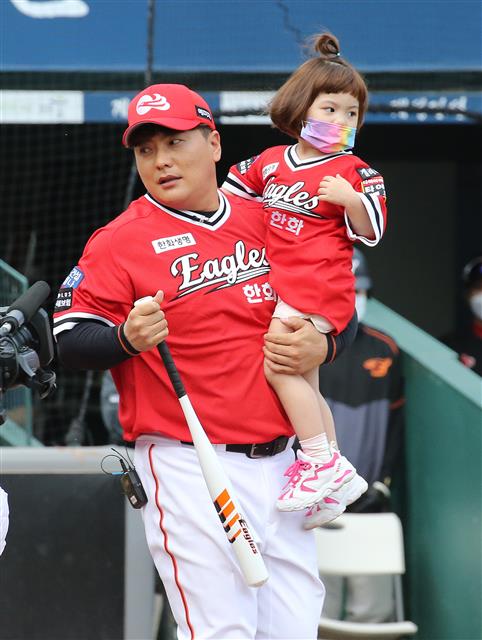 한화이글스 김태균이 29일 대전 중구 한화생명 이글스파크에서 열린 은퇴 경기에서 자녀와 시타를 마치고 이동하고 있다. 2021.5.29 뉴스1