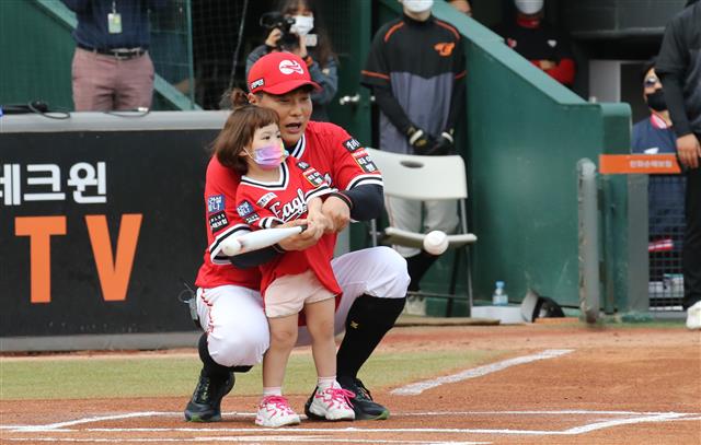 한화이글스 김태균이 29일 대전 중구 한화생명 이글스파크에서 열린 은퇴 경기에서 자녀와 시타를 하고 있다. 2021.5.29 뉴스1