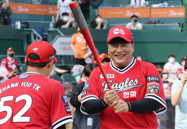 한화이글스 김태균이 29일 대전 중구 한화생명 이글스파크에서 열린 한화 이글스와 SSG 랜더스와의 은퇴 경기에서 베트를 잡고 스윙연습을 하고 있다. 2021.5.29 뉴스1
