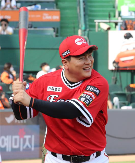 한화이글스 김태균이 29일 대전 중구 한화생명 이글스파크에서 열린 한화 이글스와 SSG 랜더스와의 은퇴 경기에서 베트를 잡고 스윙연습을 하고 있다. 2021.5.29 뉴스1