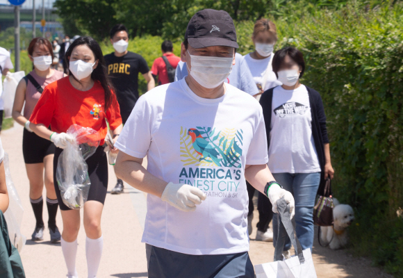 안철수 국민의당 대표가 30일 오전 서울 서초구 한강공원 잠원지구에서 열린 쓰담 원정대 달리기 캠페인에서 런닝을 하고 있다. 2021. 5. 30 국회사진기자단