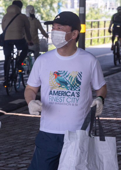 안철수 국민의당 대표가 30일 오전 서울 서초구 한강공원 잠원지구에서 열린 쓰담 원정대 달리기 캠페인에서 런닝을 하고 있다. 2021. 5. 30 국회사진기자단