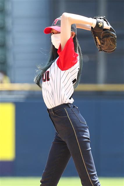 유나 ‘시구 자세 어때요?’