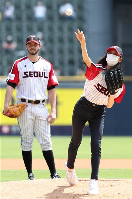 ITZY 유나 ‘완벽한 시구’