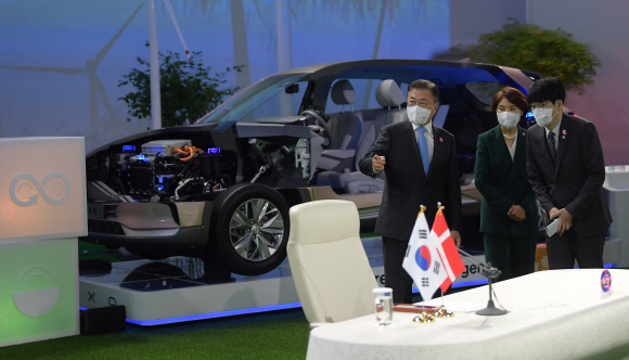 문재인대통령이 30일 서울 동대문디자인플라자에서 열린 한-덴마크 화상 정상회담에 참석, 회담시작 전 한정애 환경부 장관하고 대화하고 있다. 2021. 5. 30 도준석 기자 pado@seoul.co.kr