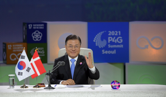 문재인대통령이 30일 서울 동대문디자인플라자에서 열린 한-덴마크 화상 정상회담에 참석,메테 프레데릭슨 덴마크 총리와 인사하고있다. 2021. 5. 30 도준석 기자 pado@seoul.co.kr