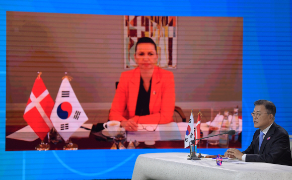 문재인대통령이 30일 서울 동대문디자인플라자에서 열린 한-덴마크 화상 정상회담에 참석,메테 프레데릭슨 덴마크 총리와 인사하고있다.  2021. 5. 30 도준석 기자 pado@seoul.co.kr