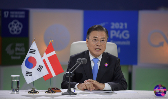 문재인대통령이 30일 서울 동대문디자인플라자에서 열린 한-덴마크 화상 정상회담에 참석,메테 프레데릭슨 덴마크 총리와 인사하고있다. 2021. 5. 30 도준석 기자 pado@seoul.co.kr