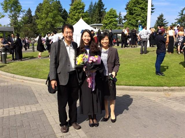 지난해 11월 6일 서울에서 음주운전 차량에 치여 세상을 떠난 대만인 유학생 쩡이린(가운데)이 2015년 5월 22일 캐나다 밴쿠버 브리티시 콜롬비아 대학을 졸업했을 당시의 모습. 졸업가운을 입은 쩡이린이 아버지 쩡칭후이와 어머니 스위칭과 함께 웃고 있다.<br>쩡이린 부모 제공