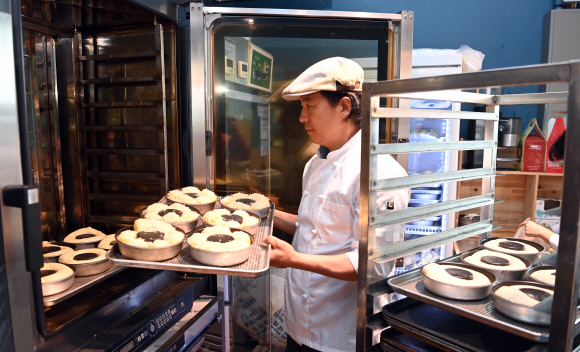 김 대표가 빵 만드는 모습. <br>정연호 기자 tpgod@seoul.co.kr