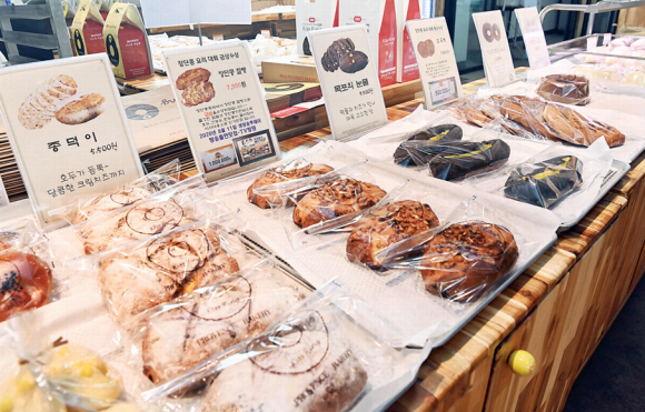 매장에 진열된 빵 모습.  정연호 기자 tpgod@seoul.co.kr
