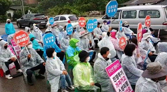 31일 오전 경북 성주군 초전면 소성리 주한미군 사드(THAAD·고고도 미사일 방어체계)기지 입구에서 사드 반대 집회에 참여한 주민, 시민단체 회원들이 경찰과 대치하고 있다. 2021.5.31 사드철회 소성리종합상황실 제공