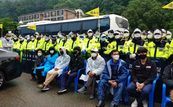 31일 오전 경북 성주군 초전면 소성리 주한미군 사드(THAAD·고고도 미사일 방어체계)기지 입구에서 사드 반대 집회에 참여한 주민, 시민단체 회원들이 경찰과 대치하고 있다. 2021.5.31 사드철회 소성리종합상황실 제공