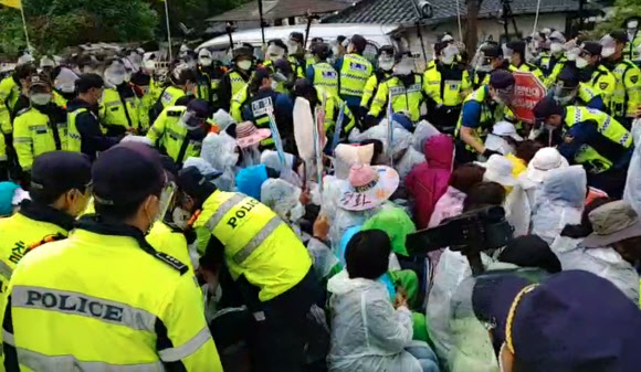 31일 오전 경북 성주군 초전면 소성리 주한미군 사드(THAAD·고고도 미사일 방어체계)기지 입구에서 사드 반대 집회에 참여한 주민, 시민단체 회원들이 경찰과 대치하고 있다. 2021.5.31 사드철회 소성리종합상황실 제공