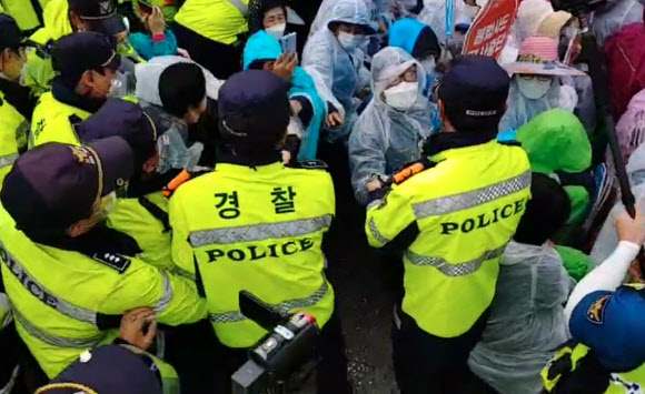 31일 오전 경북 성주군 초전면 소성리 주한미군 사드(THAAD·고고도 미사일 방어체계)기지 입구에서 사드 반대 집회에 참여한 주민, 시민단체 회원들이 경찰과 대치하고 있다. 2021.5.31 사드철회 소성리종합상황실 제공