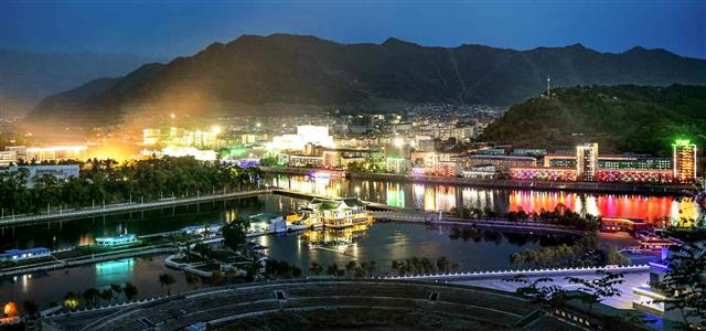 북한 노동당 기관지 노동신문은 31일 ‘관건적인 첫해 자강도가 신심충천하여 내달린다’라는 제목의 특집 기사를 싣고 성과를 내고 있는 시, 군 소식을 전했다. 신문은 “장사강의 불야경”이라며 화려한 조명으로 꾸며진 장사강 일대의 사진을 실었다.  평양 노동신문 뉴스1