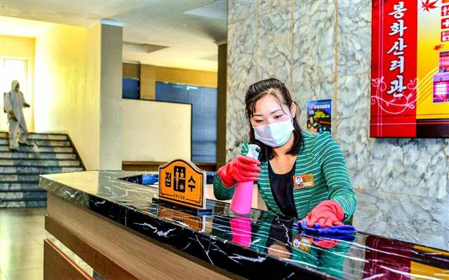 북한 노동당 기관지 노동신문은 31일 신종 코로나바이러스 감염증(코로나19) 각지의 사업소에서 방역 활동이 꾸준히 진행 중이라고 보도했다. 사진은 봉화산여관의 방역 모습. 평양 노동신문 뉴스1