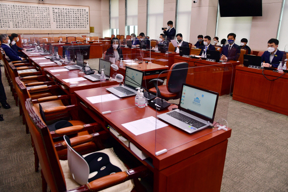 31일 오전 국회에서 열린 법제사법위원회 전체회의에 국민의힘 의원들이 불참해 빈자리가 보이고 있다. 이날 법사위 박주민 위원장 직무대리는 더불어민주당 등 범여권 의원들과 김오수 검찰총장 후보자 인사청문보고서를 채택했다. 2021. 5. 31  김명국 선임기자 daunso@seoul.co.kr