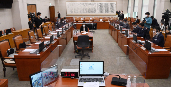 31일 오전 국회에서 열린 검찰총장 후보자 인사청문 경과보고서 채택을 위한  법사위원회에서 국민의힘 의원들이 불참한 가운데  여당 단독으로 채택되고 있다.2021. 5. 31  김명국 선임기자 daunso@seoul.co.kr