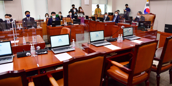 31일 오전 국회에서 열린 법제사법위원회 전체회의에 국민의힘 의원들이 불참해 빈자리가 보이고 있다. 이날 법사위 박주민 위원장 직무대리는 더불어민주당 등 범여권 의원들과 김오수 검찰총장 후보자 인사청문보고서를 채택했다. 2021. 5. 31  김명국 선임기자 daunso@seoul.co.kr