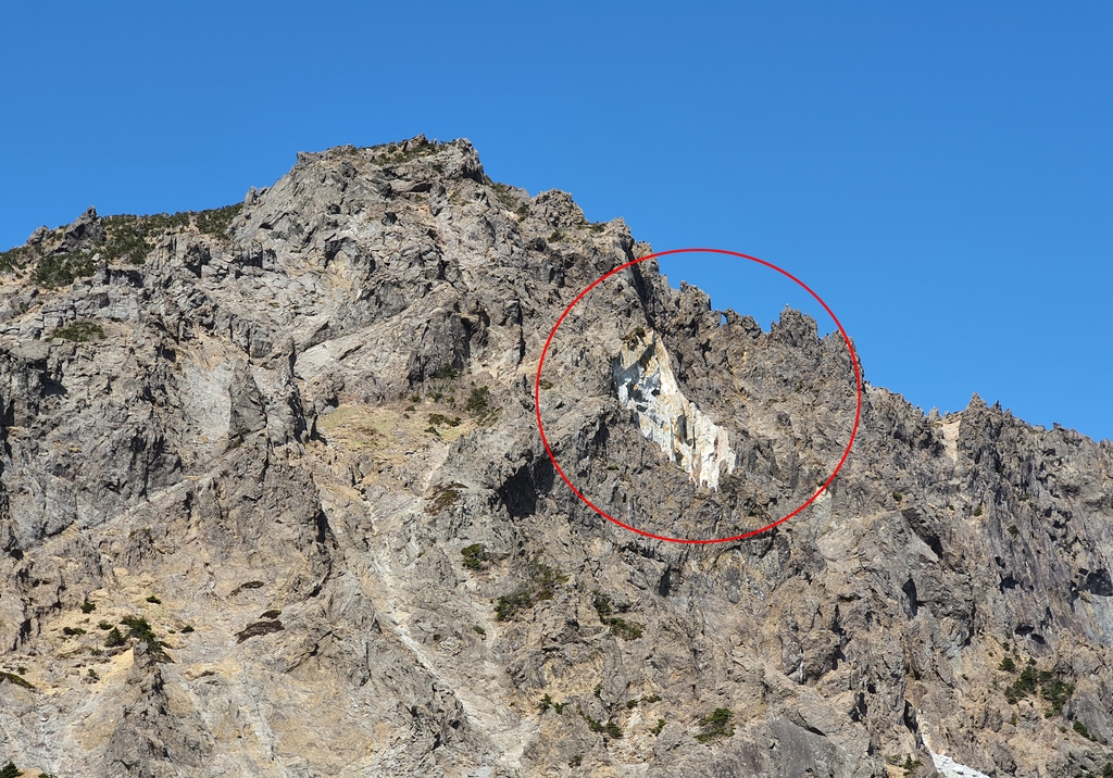한라산 백록담 남서쪽 암벽 일부가 무너져 내린 모습(한라산국립공원관리사무소 제공)