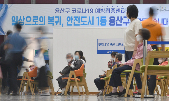백신접종자에 대한 사회적거리두기가 완화를 하루 앞둔 31일 서울 용산구 백신접종센터가 분주한 모습을 보이고 있다. 2021.5.31 박지환기자 popocar@seoul.co.kr