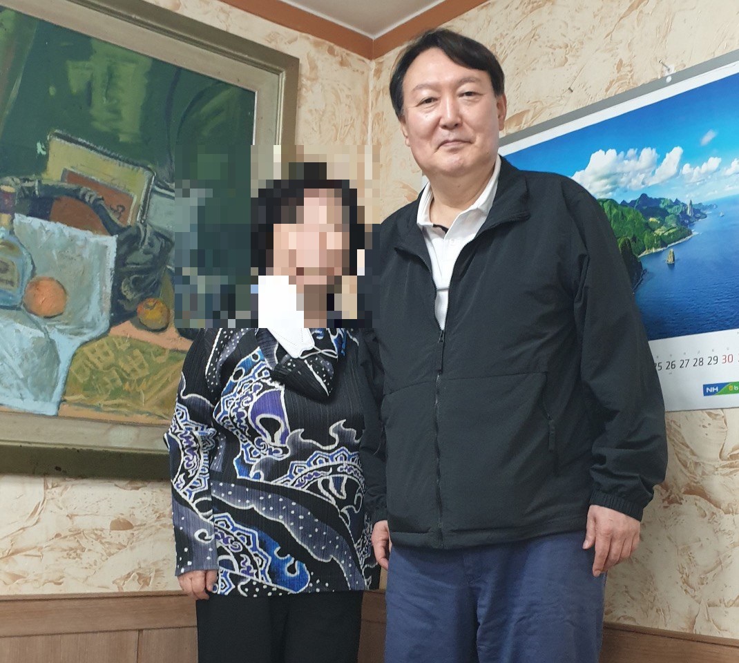 윤석열 전 검찰총장이 지난 29일 강릉을 방문해 시민들과 사진촬영을 하고 있다. 이날 윤 전 총장은 외갓집 방문 후 국민의힘 권성동 의원과 만남을 가졌다. 윤석열 전 총장 측 제공