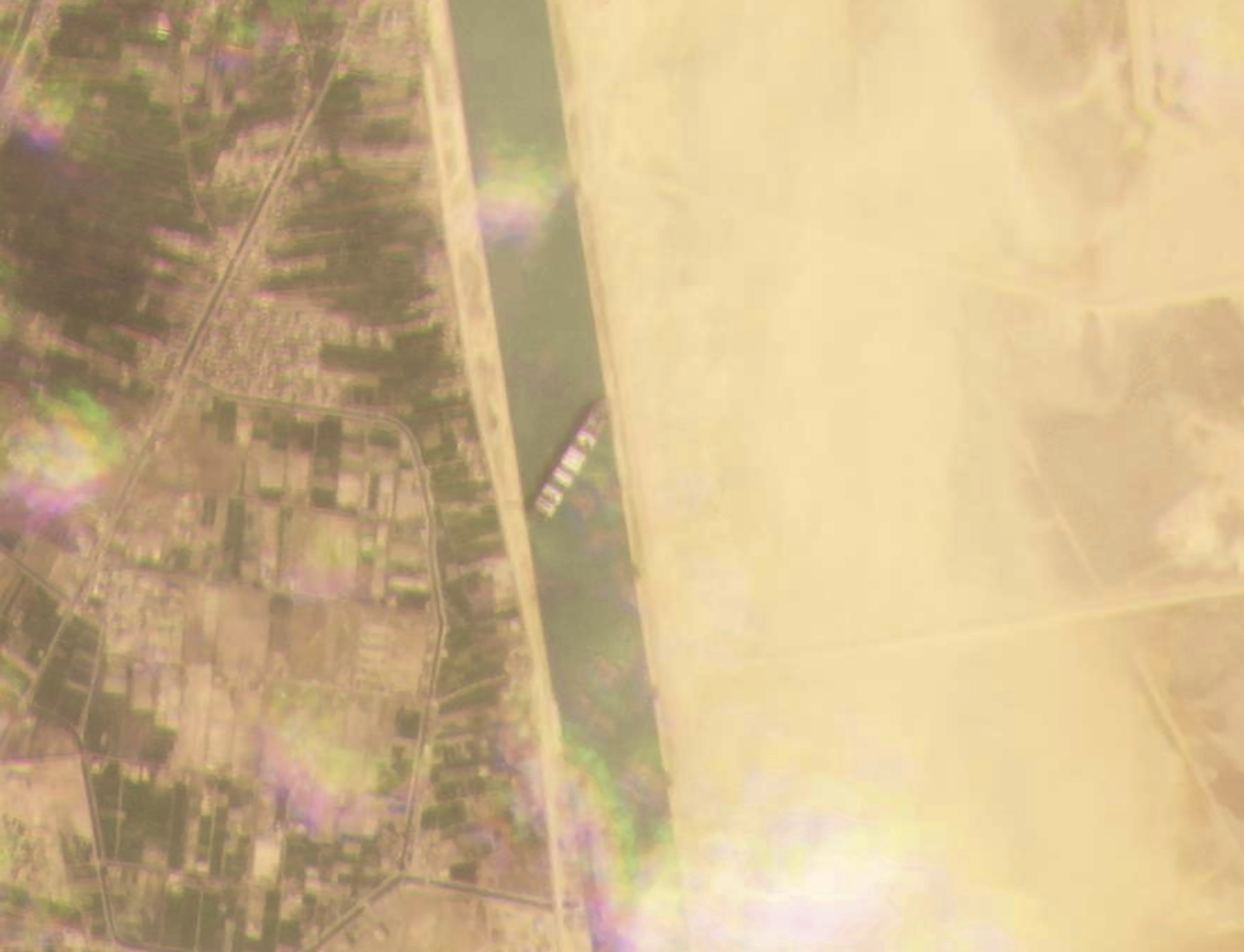 길이 400m, 22만t급 초대형 컨테이너선 ‘에버 기븐’이 지난 3월 23일 이집트 수에즈 운하 북쪽 수로 에 진입한 뒤 좌초해 양쪽 제방에 걸린 채 멈춰 서 있는 장면을 플래닛 랩스 위성사진이 포착했다. AP 연합뉴스