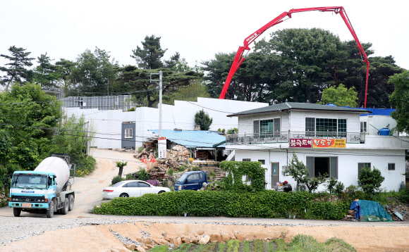 31일 오후 경남 양산시 하북면 지산리 평산마을 문재인 대통령 사저 공사장에서 공사가 순조롭게 진행되고 있다. 2021.5.31  연합뉴스
