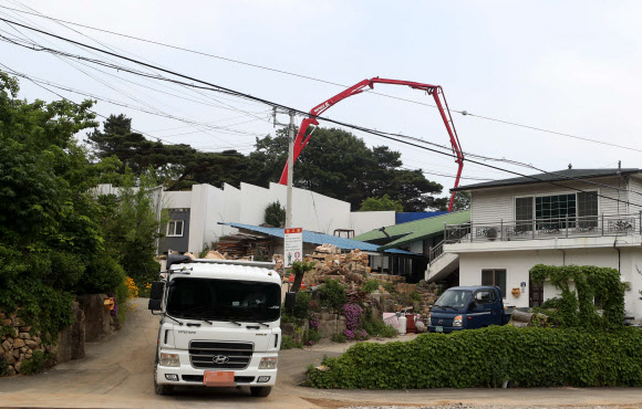 31일 오후 경남 양산시 하북면 지산리 평산마을 문재인 대통령 사저 공사장에서 공사가 순조롭게 진행되고 있다. 2021.5.31  연합뉴스