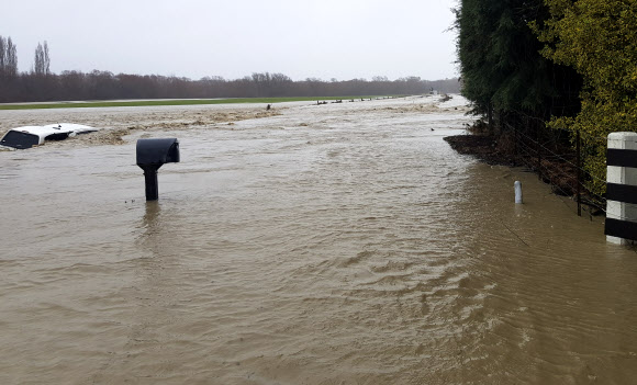 30일(현지시간) 뉴질랜드 남섬 크라이스트 처치 인근 애시버튼 포크스 지역에서 차량이 홍수로 불어난 물에 버려져 있다. AP 연합뉴스