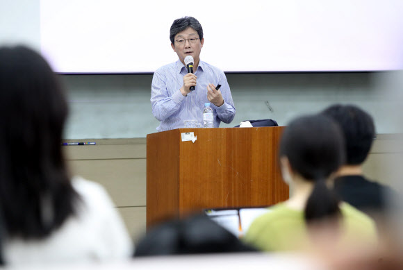 국민의힘 유승민 전 의원이 31일 오후 경북 경산시 영남대학교에서 특강을 하고 있다. 이날 특강은 영남대학교 정치외교학과 학생회 초청으로 열렸으며 유 전 의원은 ‘코로나 이후의 한국과 정치의 역할’이란 주제로 강연했다. 2021.5.31  연합뉴스