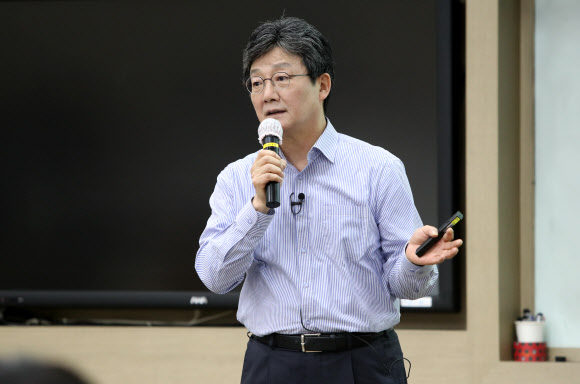 국민의힘 유승민 전 의원이 31일 오후 경북 경산시 영남대학교에서 특강을 하고 있다. 이날 특강은 영남대학교 정치외교학과 학생회 초청으로 열렸으며 유 전 의원은 ‘코로나 이후의 한국과 정치의 역할’이란 주제로 강연했다. 2021.5.31  연합뉴스