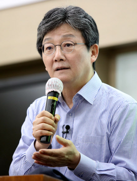 국민의힘 유승민 전 의원이 31일 오후 경북 경산시 영남대학교에서 특강을 하고 있다. 이날 특강은 영남대학교 정치외교학과 학생회 초청으로 열렸으며 유 전 의원은 ‘코로나 이후의 한국과 정치의 역할’이란 주제로 강연했다. 2021.5.31  연합뉴스