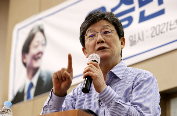 국민의힘 유승민 전 의원이 31일 오후 경북 경산시 영남대학교에서 특강을 하고 있다. 이날 특강은 영남대학교 정치외교학과 학생회 초청으로 열렸으며 유 전 의원은 ‘코로나 이후의 한국과 정치의 역할’이란 주제로 강연했다. 2021.5.31  연합뉴스