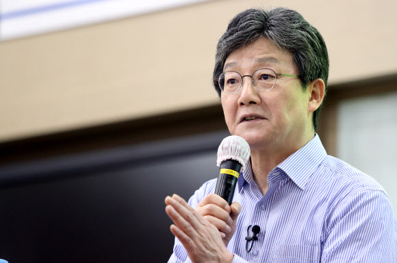 국민의힘 유승민 전 의원이 31일 오후 경북 경산시 영남대학교에서 특강을 하고 있다. 이날 특강은 영남대학교 정치외교학과 학생회 초청으로 열렸으며 유 전 의원은 ‘코로나 이후의 한국과 정치의 역할’이란 주제로 강연했다. 2021.5.31  연합뉴스