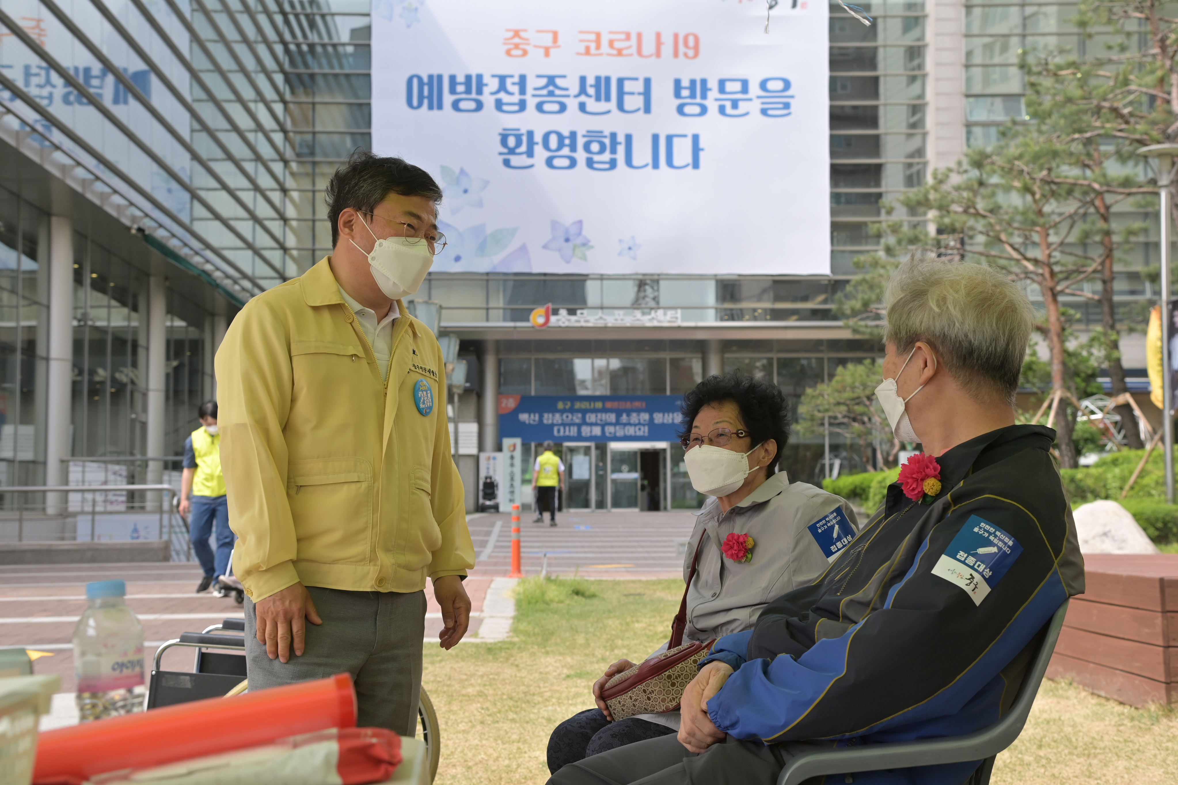 서양호(왼쪽) 서울 중구청장이 예방접종센터를 찾은 노인들과 대화하고 있다. 중구 제공