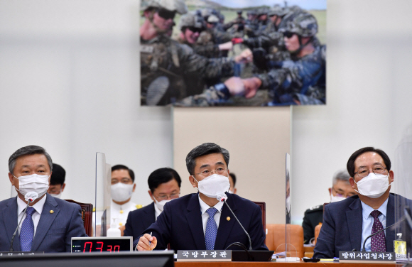 서욱(가운데) 국방부 장관이 31일 국회 국방위원회에서 여야 의원들의 질의에 답하고 있다. 김명국 선임기자 daunso@seoul.co.kr